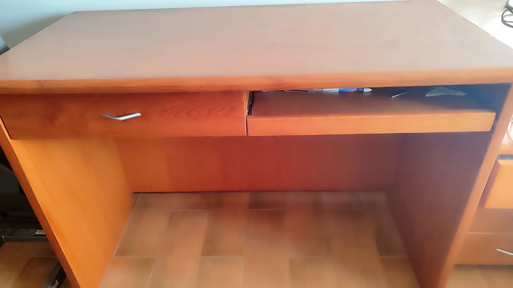Secretária de escritório em Pinho Maciço ( 120*60*84)