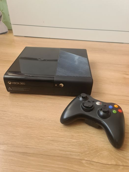 Konsola Xbox360 plus  kontroler, kinect + 11 gier