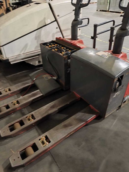 2 Porta-paletes elétricos NICHIYU 2000 kg com plataforma + carregador