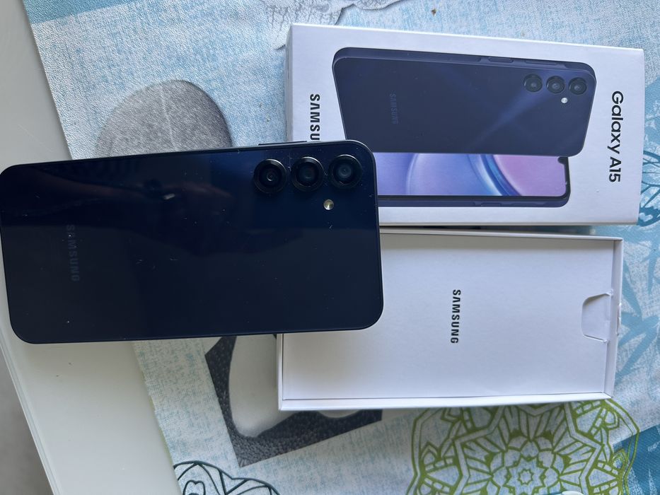 Android Samsung, novo, com pelicuka no ecra e oferta de capa.