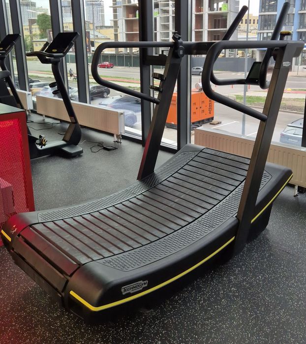 Професійна безмоторна бігова доріжка Technogym Skillmill бв