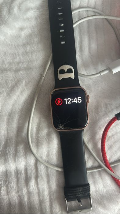Apple watch, wszystko sprawne pomimo rozbicia.