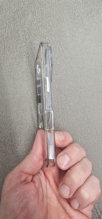 Продам чехол для Iphone 16