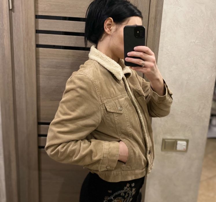 Бежева вельветова куртка American Eagle / чорне пальто