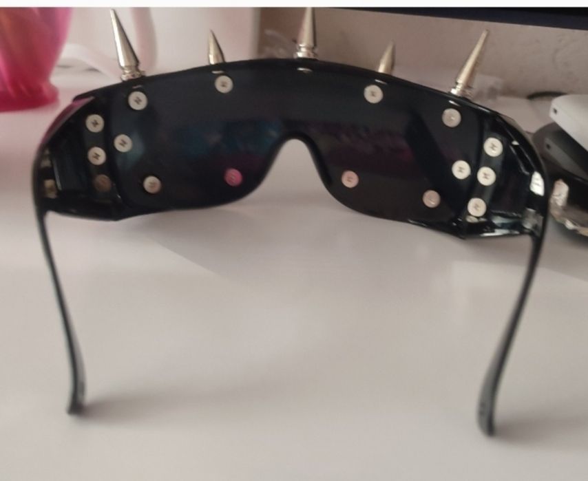 Нові молодіжні чорні окуляри від сонця з шипами беленсіага