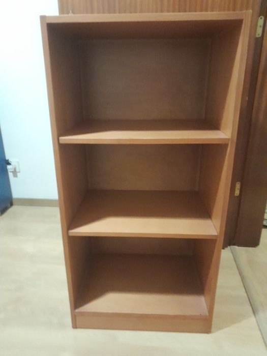 Estante com prateleiras