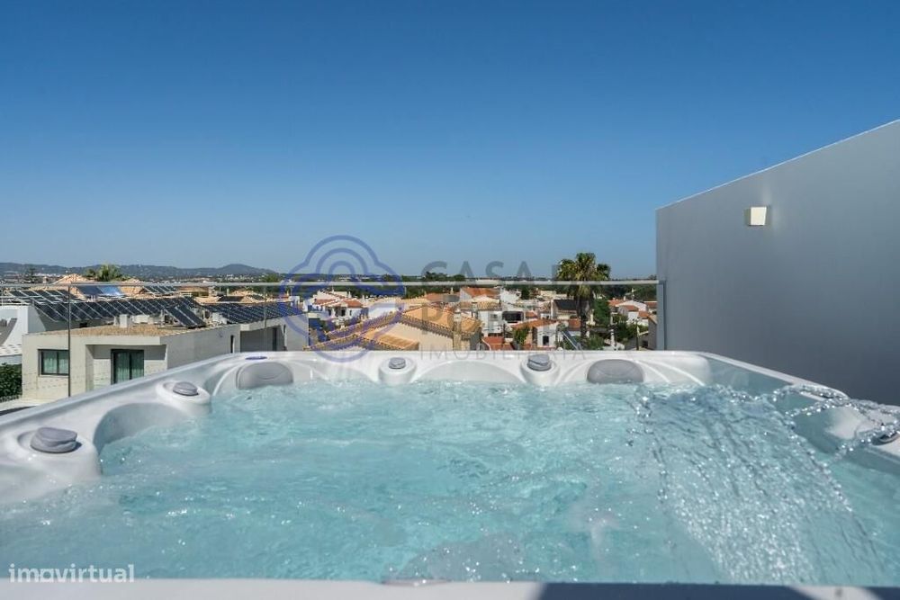Moradia T3 com piscina, cinema privado e rooftop com jacuzzi nas Gambe