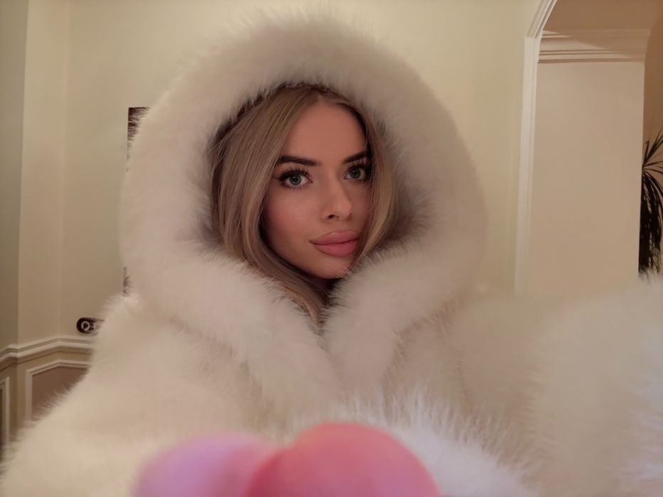 Трендова біла шубка з капюшоном як Zara, стильна біла еко шубка