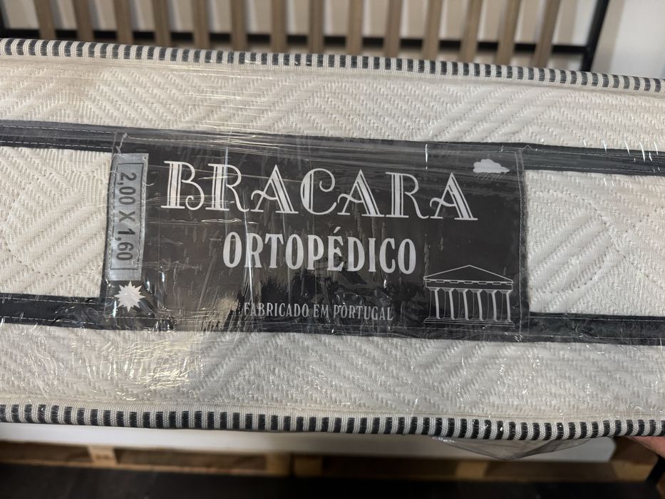 Estrado e colchão ortopédico