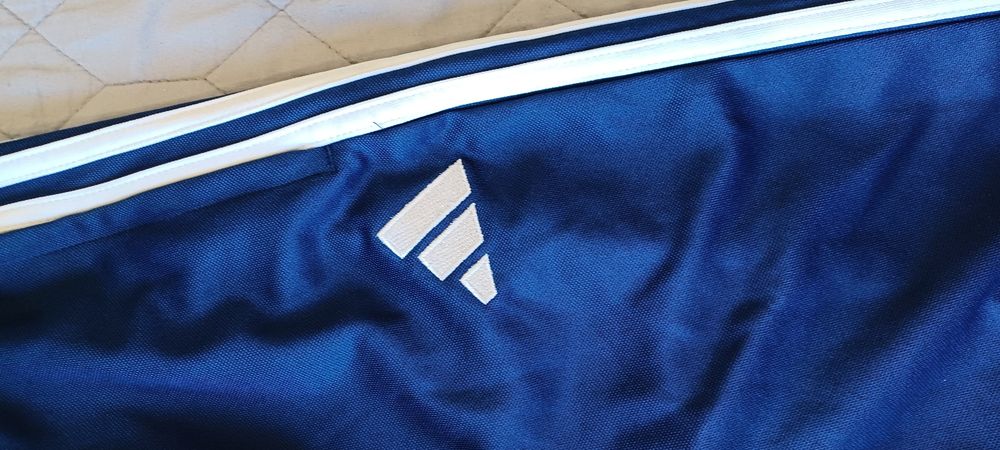 Spodnie dresowe Adidas.