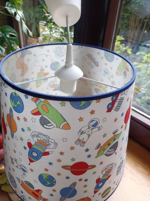 Lampa wisząca do pokoju dziecięcego z motywem kosmosu,astronauty