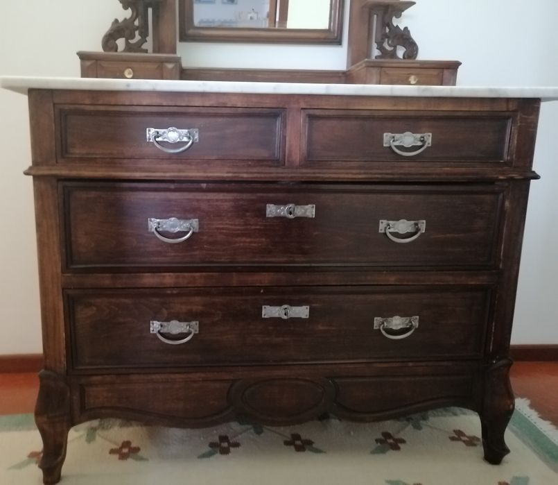 Cómoda antiga. De qualidade.