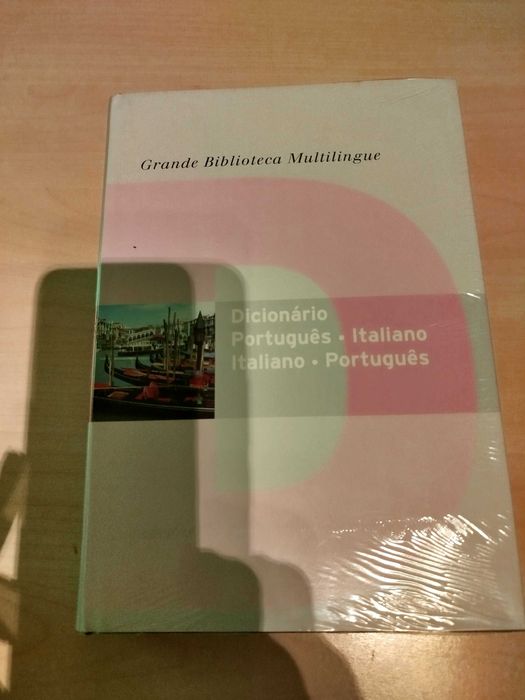 Dicionário e livro de gramática língua italiano