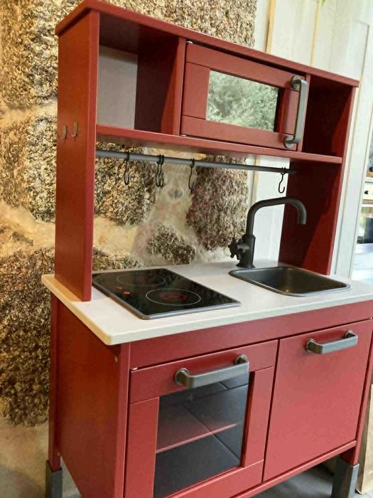 Cozinha de criança IKEA vermelha