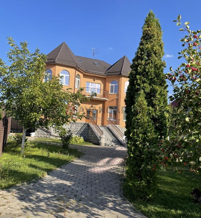 Дім біля річки для тих, хто знає ціну справжньому затишку.