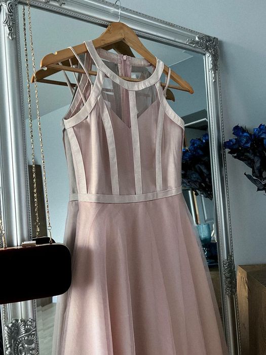 Пудрова сукня з туфлями і сумочкою