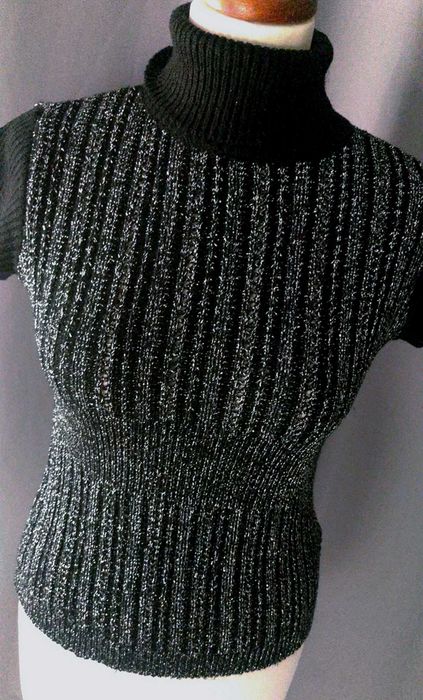 Golf połyskujący srebrny sweterkowy ażurowy Przedwiośnie