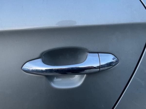 Puxador porta trás esquerdo KIA Carens IV