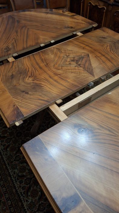 Mesa e cadeiras de sala de jantar em madeira
