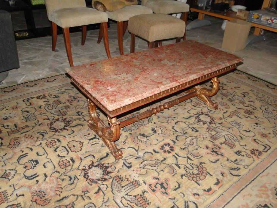 Mesa de centro com tampo em pedra