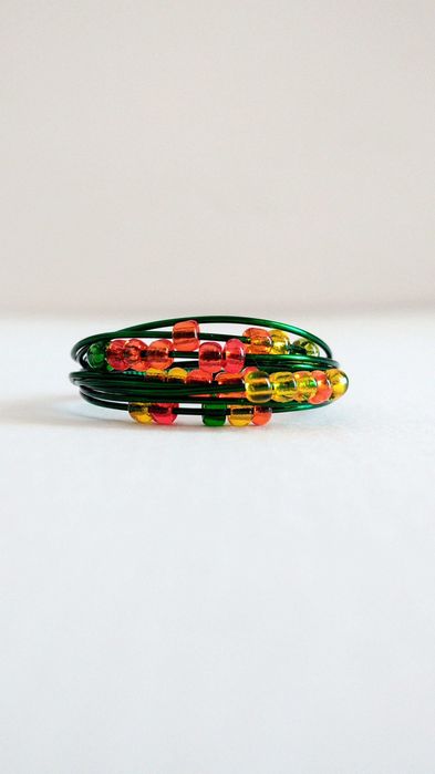 Anel primavera verão, de missangas laranja e amarelo, verde-esmeralda