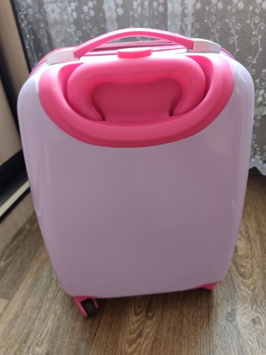 Чемодан для дівчинки