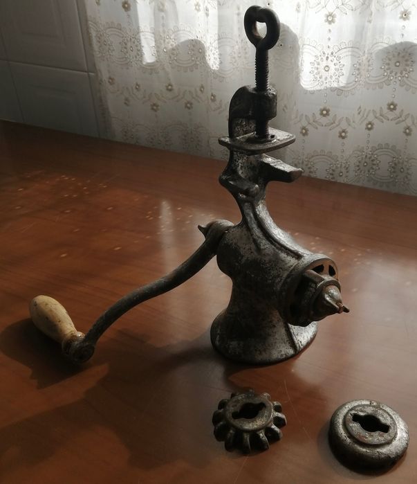 antigo moedor em metal