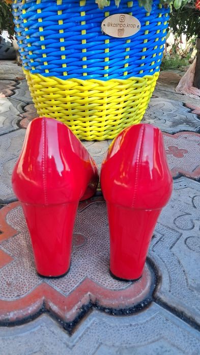 Червоні туфлі на підборах