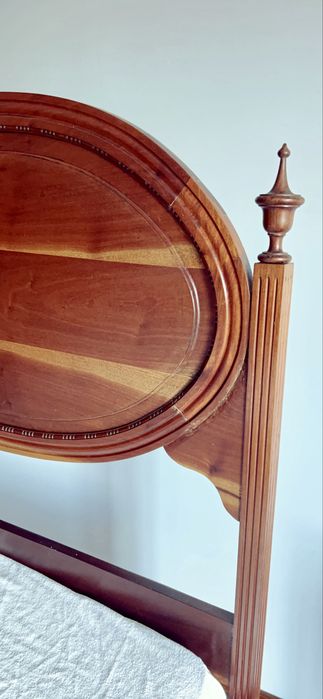 Mobilia de quarto em madeira centenária e maciça