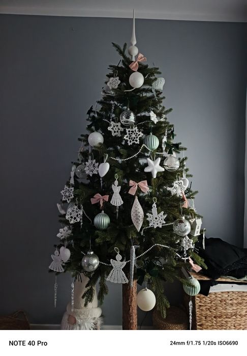 Choinka sztuczna na naturalnym pniu