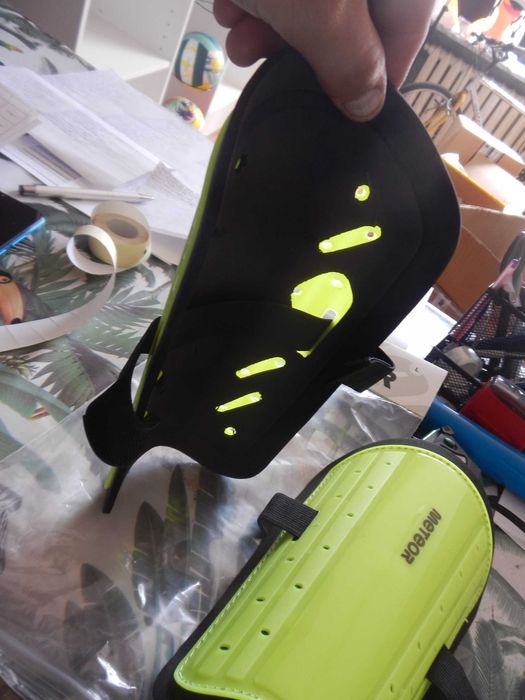 Wyprzedaż->Nagolenniki piłkarskie Meteor L neonowy zielony