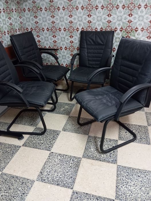 Vendo cadeiras em pele.
