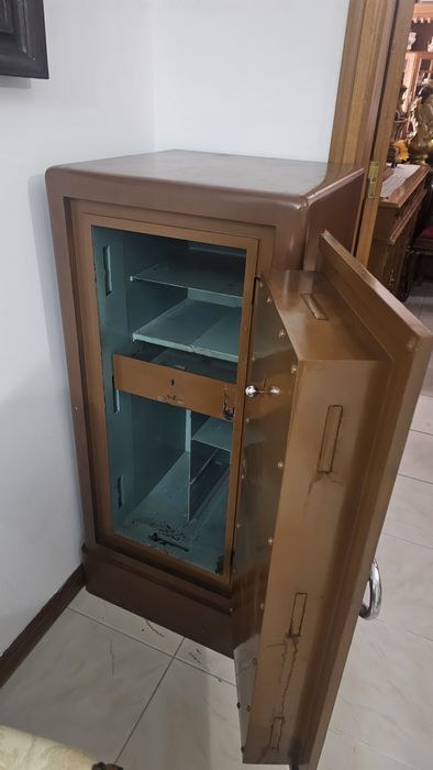 Cofre antigo em bom estado