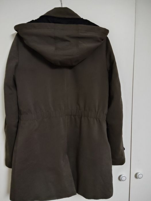 Parca Castanha Impermeável com Capuz Marca Caroll