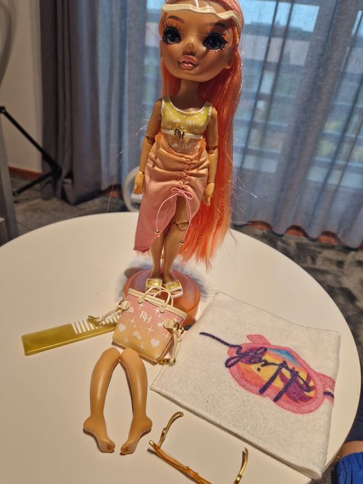 Lalka Rainbow High plażowa pomaranczowa