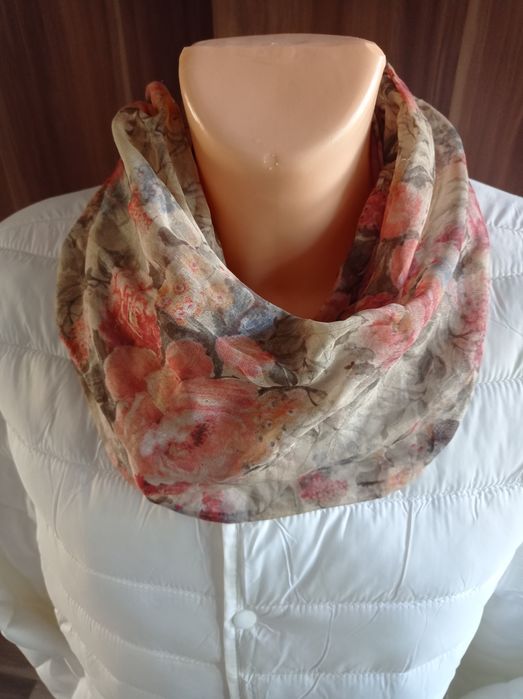 Chusta, apaszka damska motyw kwiatowy.