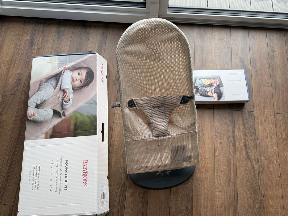 Nowy leżaczek babybjorn z zabawką - bliss mesh, pearly pink