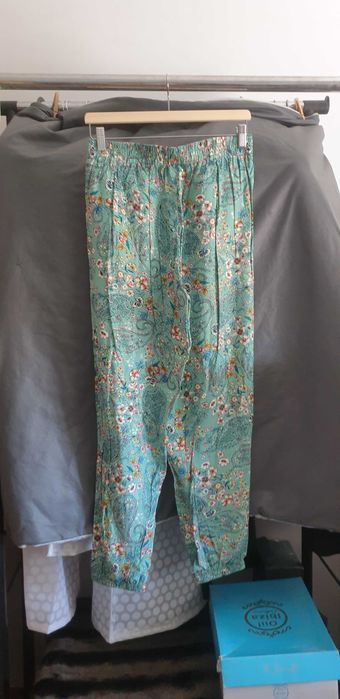 Calças verde água com flores