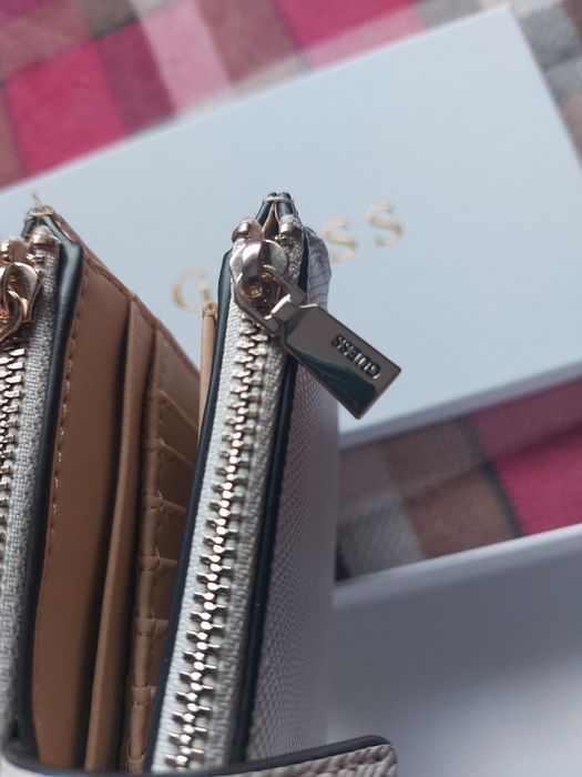 Carteira de senhora Guess