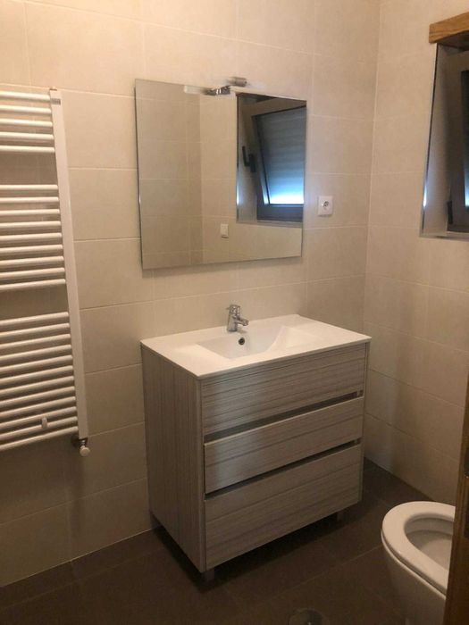 Arrenda-se Vivenda constituída por RC e 1º Andar garagem