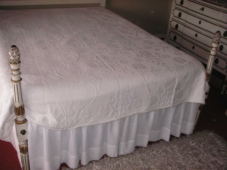 Cama Casal Estilo Luís XVI Madeira Lacada c Dourados, colchão, estrado