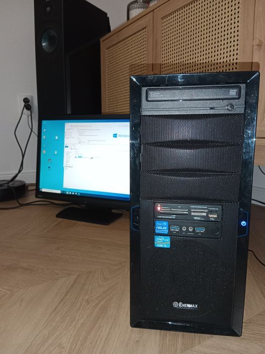 Komputer z monitorem