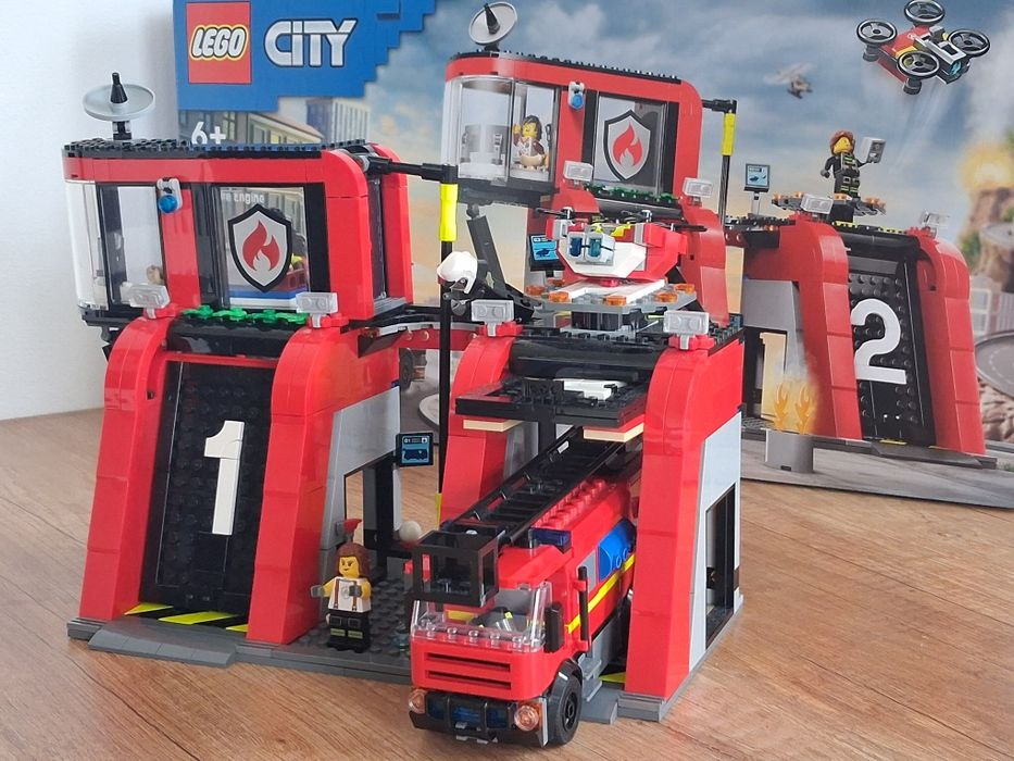 Lego City remiza strażacka z wozem i dronem, stan Bardzo Dobry