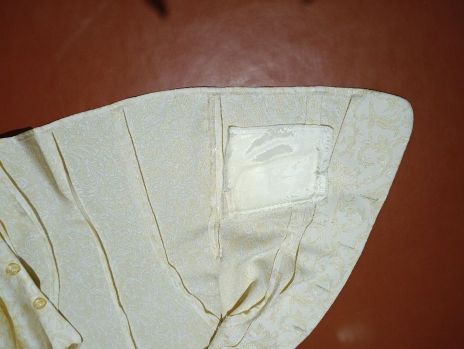 Жіночий костюм.Віддам безкоштовно, відправлю Укрпоштою.