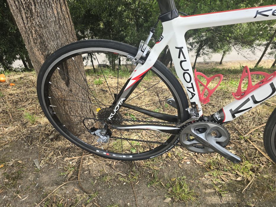 Bicicleta de estrada carbono s bem equipada