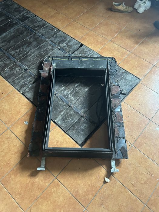 Okno dachowe wyłaz Velux na lewo otw pcv czarne sam kołnierz