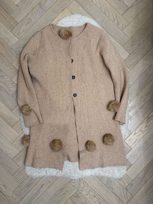 sweter kardigan zatrzaski pompony ozdobne brzoskwiniowy wiskoza