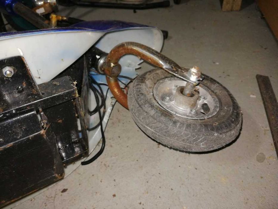 Elektryczna hulajnoga na częśći