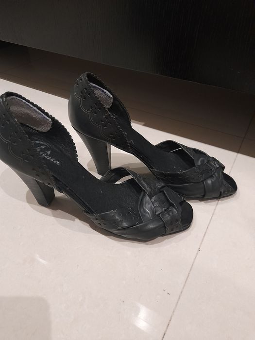 Sandália Preta com pormenor traçado [35]