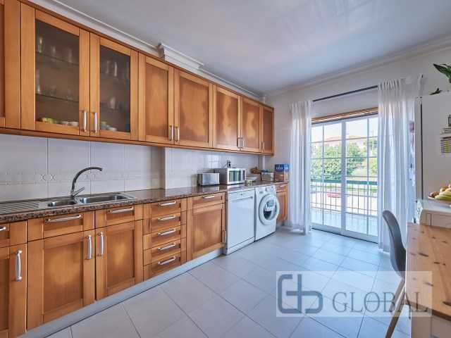 T3 Duplex com Suíte, Varanda e Parqueamento — Excelente Localização